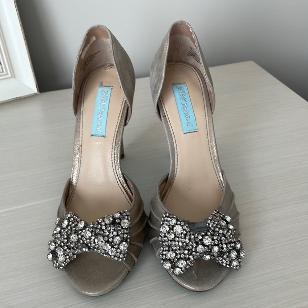Betsy Johnson glitter bow pumps